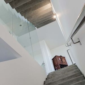 Haus L - Erschließungskern Betontreppe